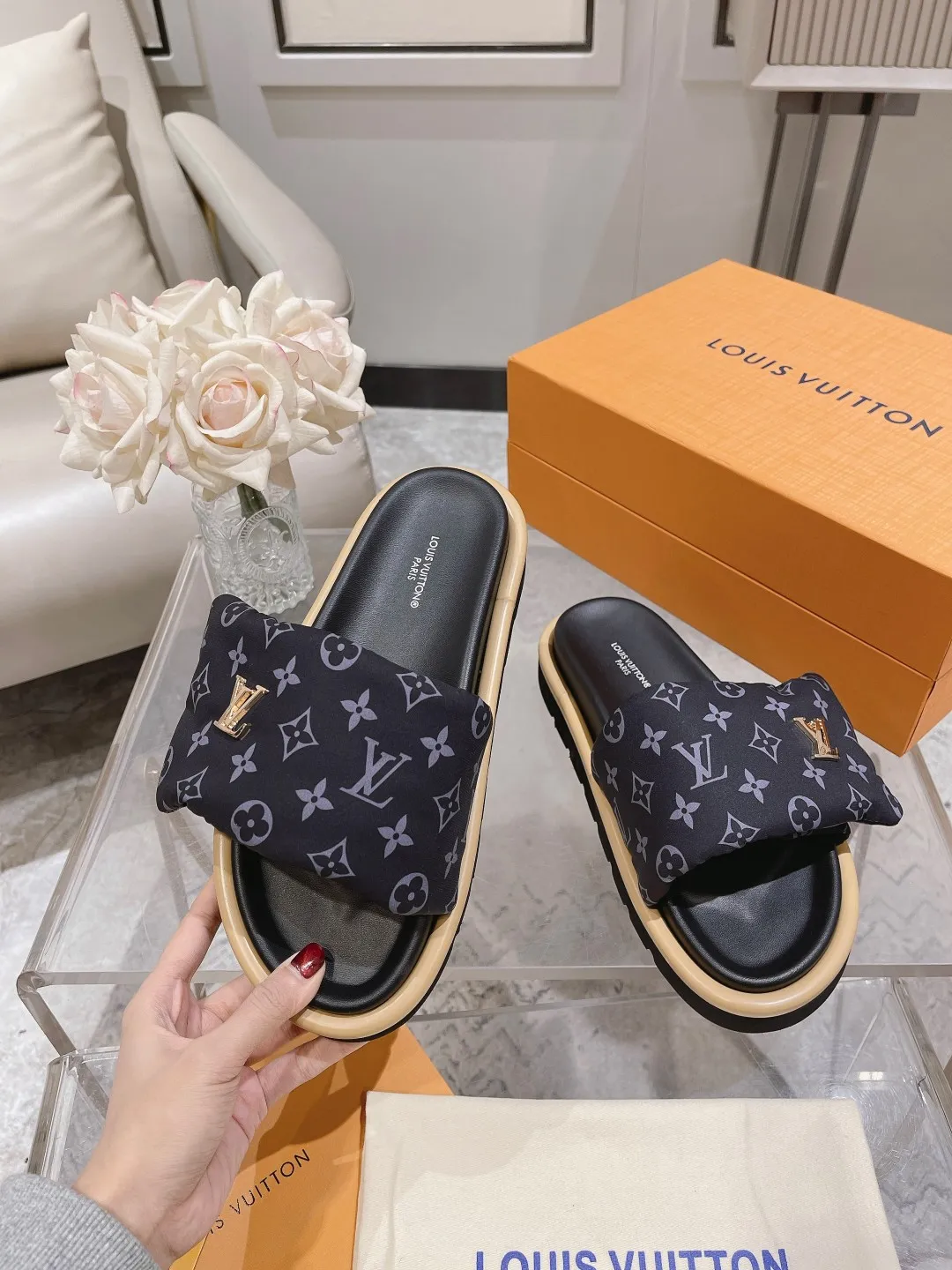 👟👟Ex-factory price 360👟👟 Lvjia brand | ²⁰²5 𝐬𝐬 💛2025 spring and summer latest popular Velcro series...Couple style thick-soled slippers, new rare products at the purchasing level💫 🍒This style is the favorite of celebrities🌟big internet celebrities. A simple and elegant sandal. A good style that you can't take your eyes off at a glance! The thick sole has the effect of increasing the height of the feet. It has the function of elongating the legs immediately. It is exquisite and low-key luxury✔️ No matter it is paired with skirts or trousers, it is super aura🛍 ━━━━━ ЅᏇєєt ━━━━━ ▪️Upper: LV old floral fabric ▪️Outsole: original molded outsole ▪️Shoe size: 35-45